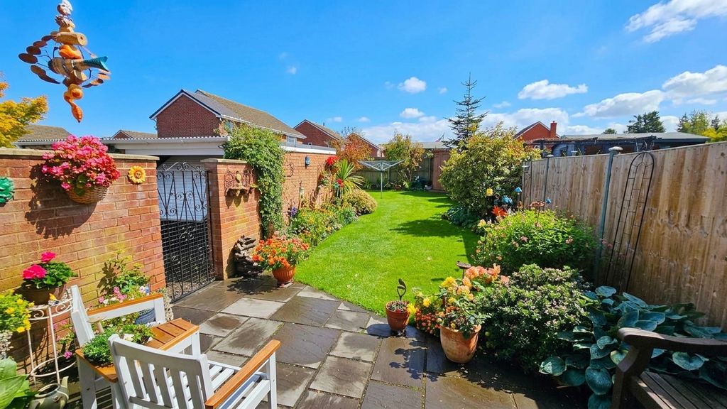 3 bedroom property in White House Drive, Kingstone