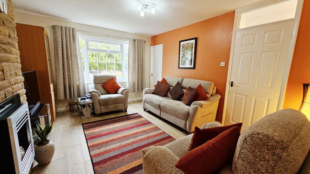 3 bedroom property in White House Drive, Kingstone