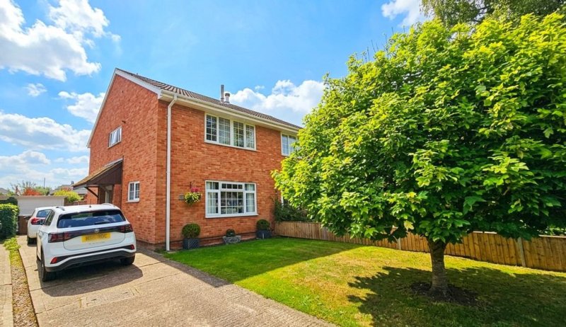 3 bedroom property in White House Drive, Kingstone
