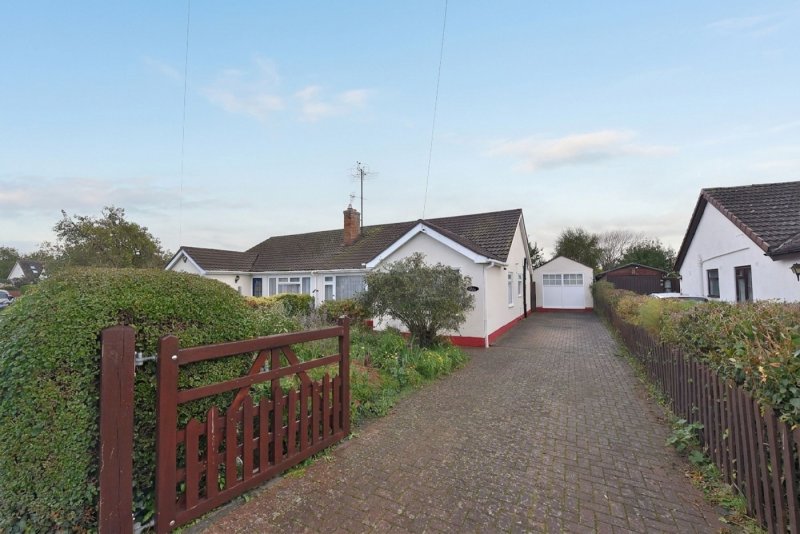 3 bedroom bungalow in Orchard Way, Offord D'arcy