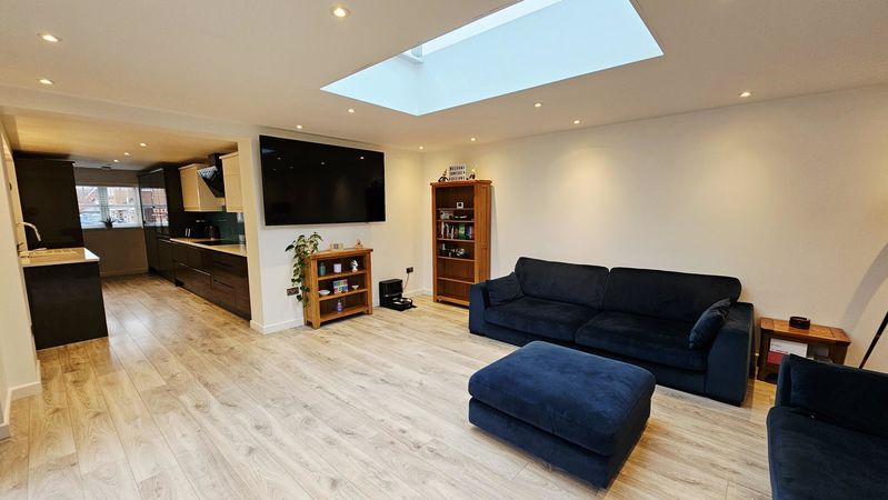5 bedroom detached in Dorchester Way, Belmont