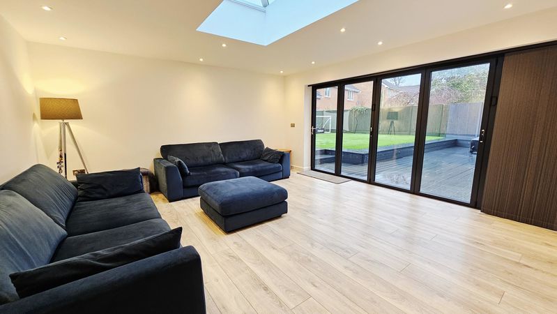 5 bedroom detached in Dorchester Way, Belmont