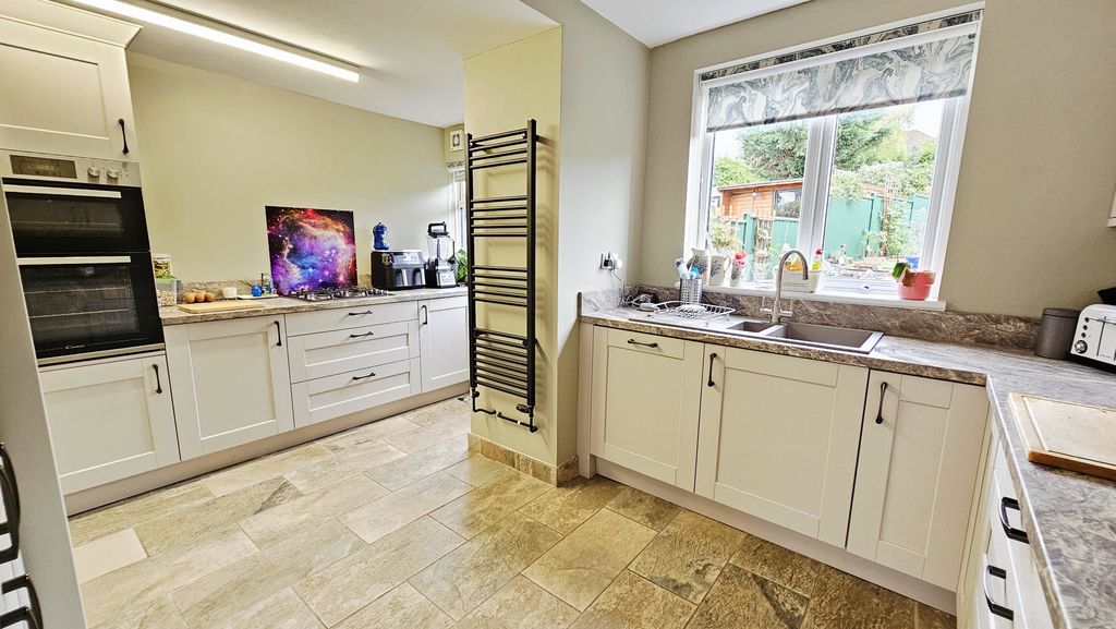 3 bedroom detached in Moreland Avenue, Off Aylestone Hill