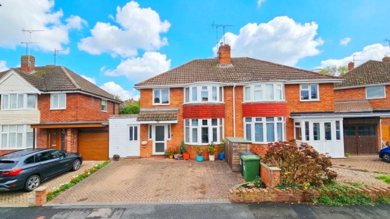 3 bedroom detached in Moreland Avenue, Off Aylestone Hill