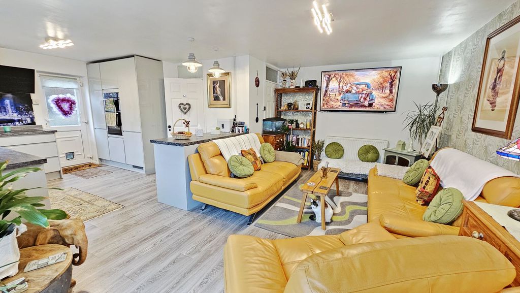 2 bedroom bungalow in Poplar Road, Clehonger