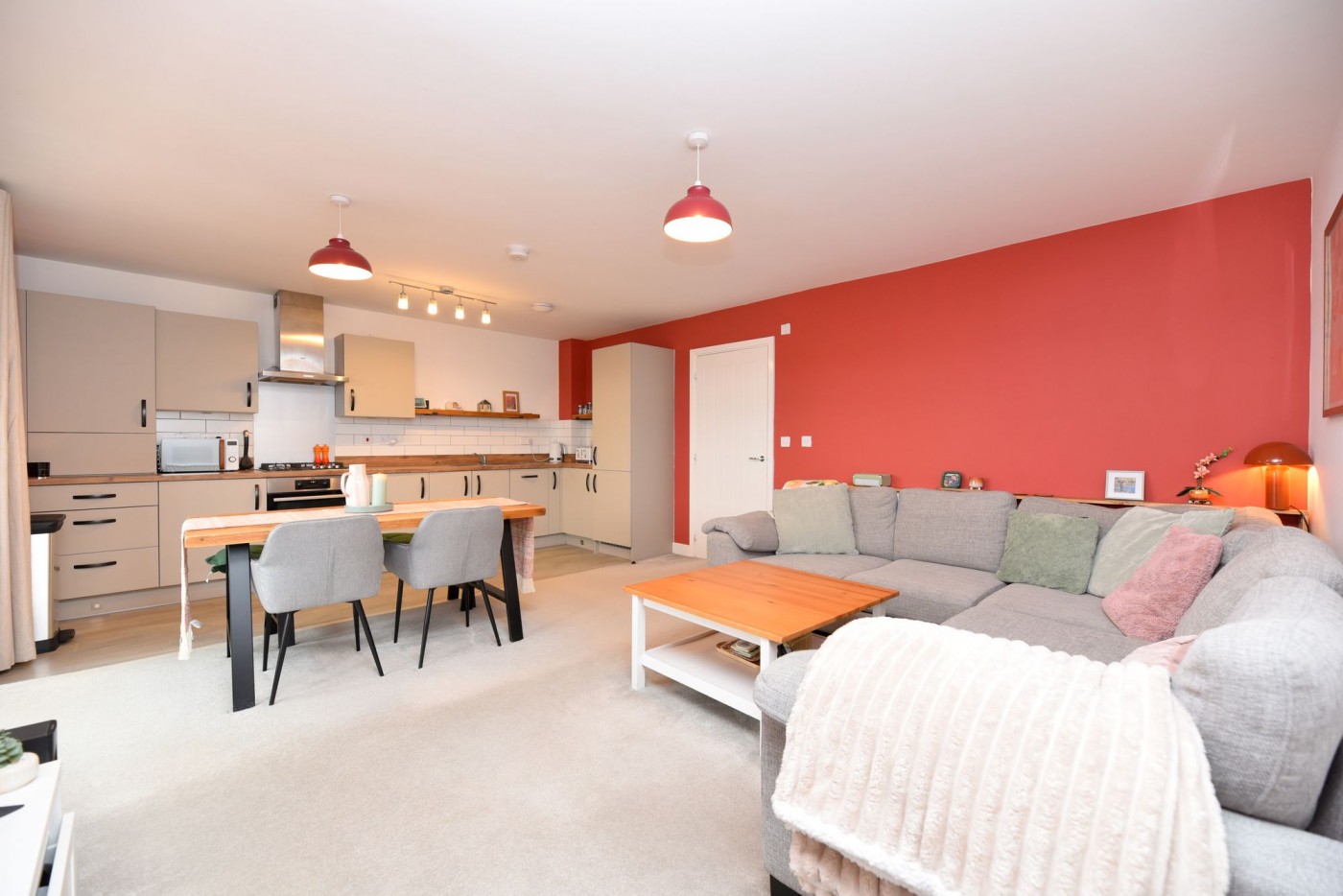 2 bedroom flat in Hollyhock Way, Biggleswade