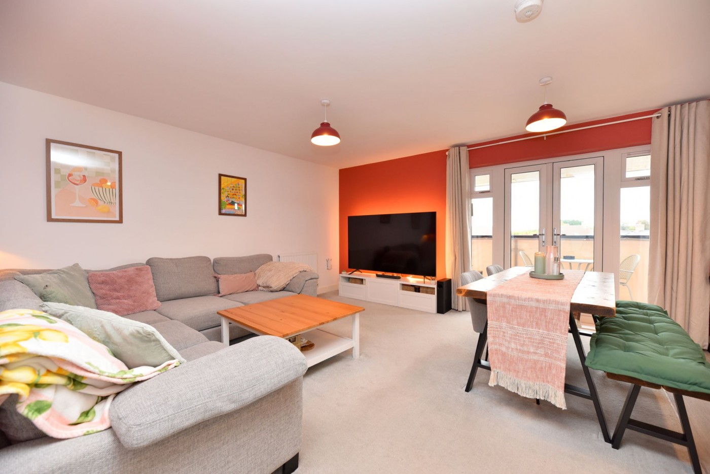 2 bedroom flat in Hollyhock Way, Biggleswade