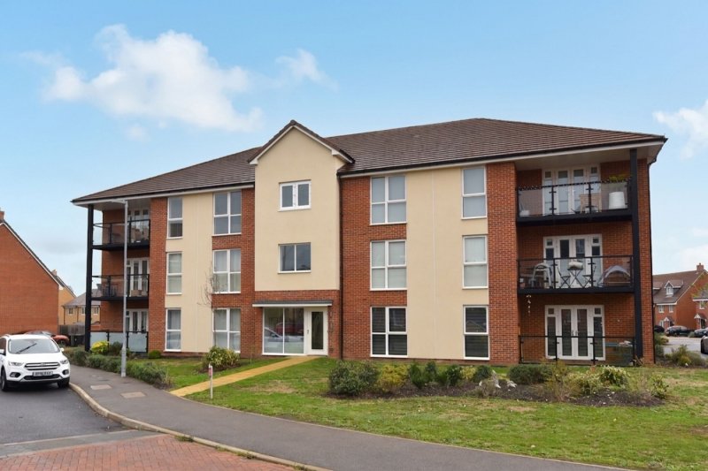 2 bedroom flat in Hollyhock Way, Biggleswade