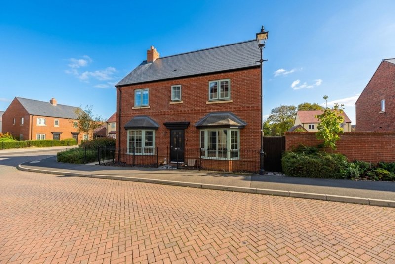 3 bedroom house in Walston Way, Brampton