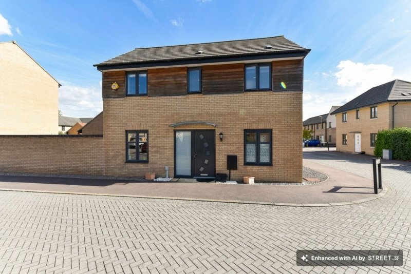 3 bedroom house in Goldcrest Road, St. Ives