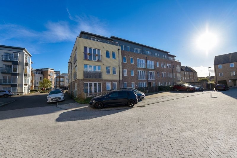 2 bedroom flat in Samuel Jones Crescent, Little Paxton