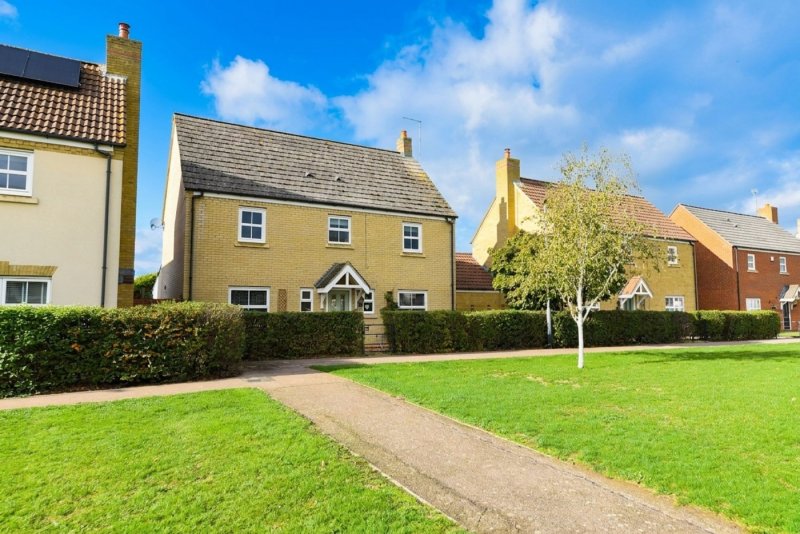 4 bedroom house in The Glades, Huntingdon