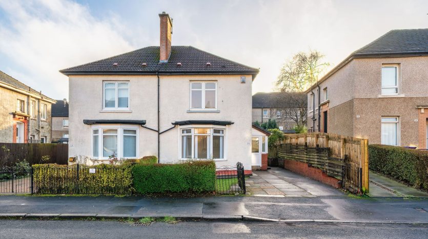 2 bedroom house in 18 Cardarrach Street, Glasgow