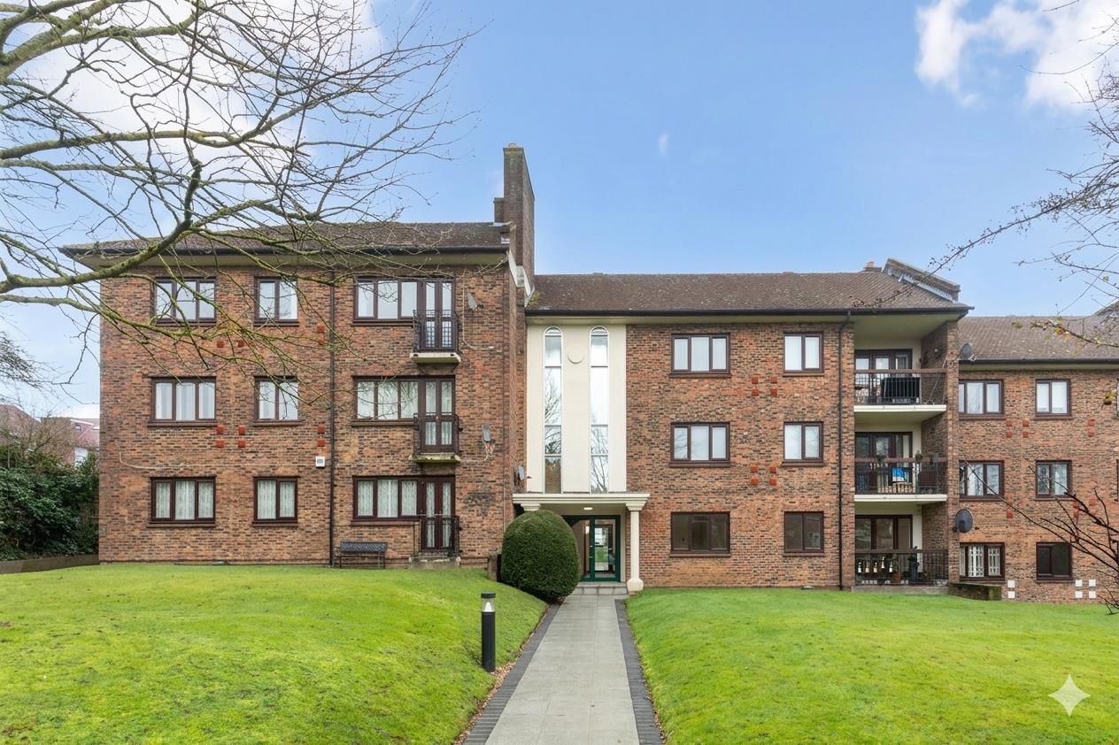 2 bedroom Flat - Clandon Gardens