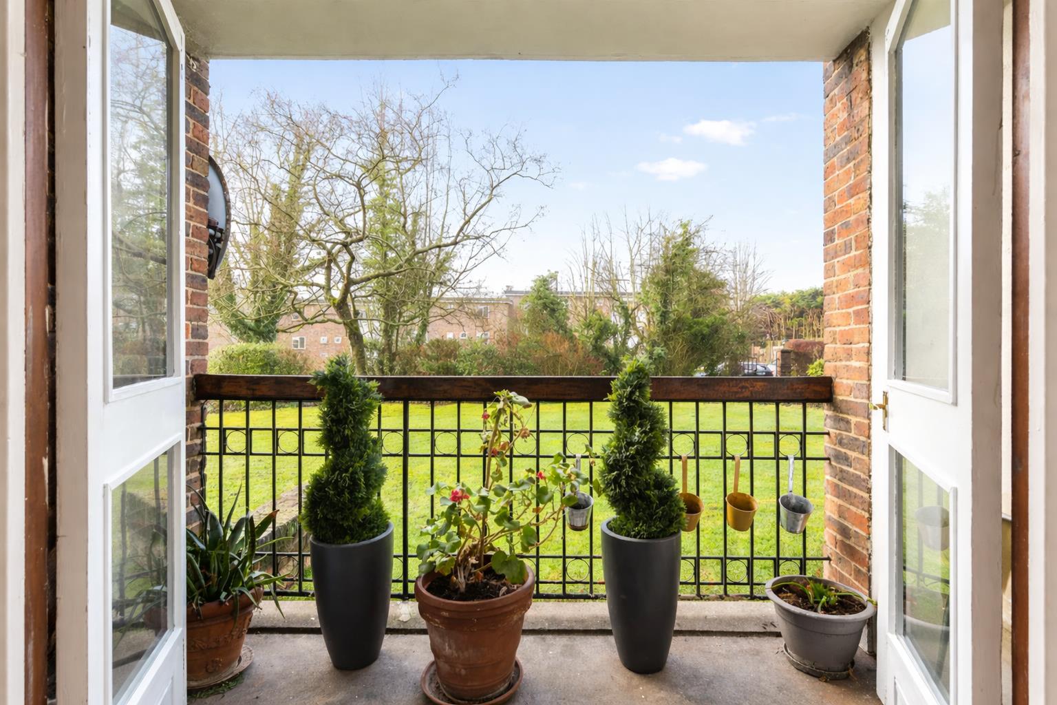 2 bedroom Flat - Clandon Gardens