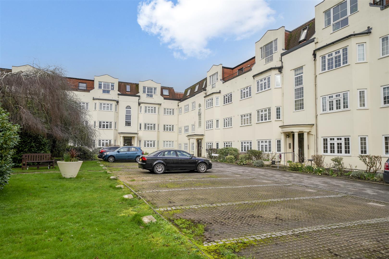 2 bedroom Flat - Etchingham Park Road