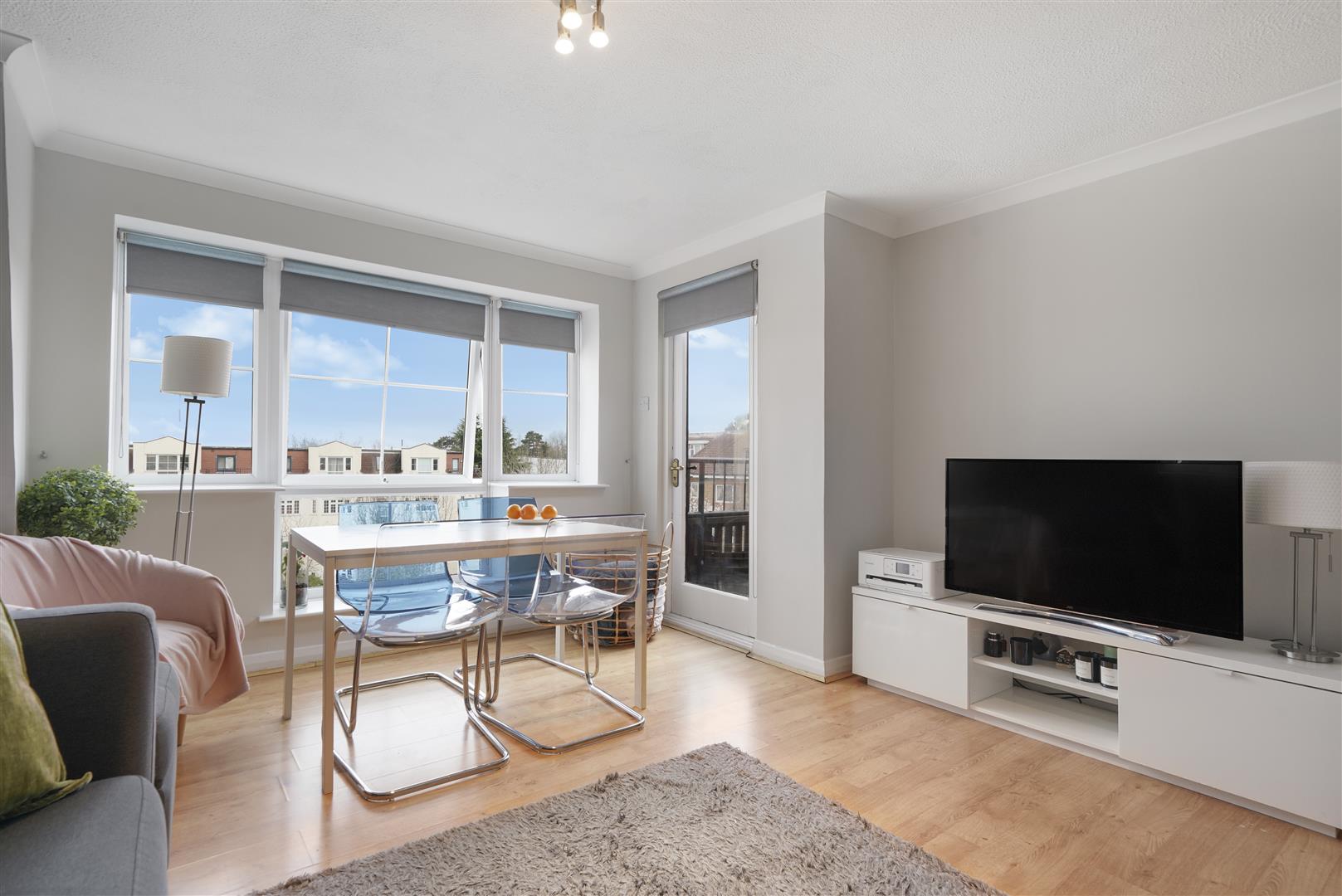 2 bedroom Flat - Etchingham Park Road