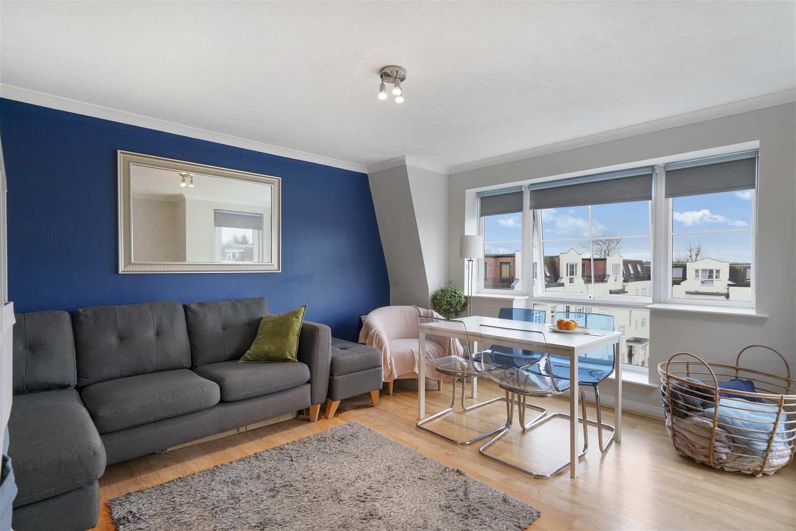 2 bedroom Flat - Etchingham Park Road