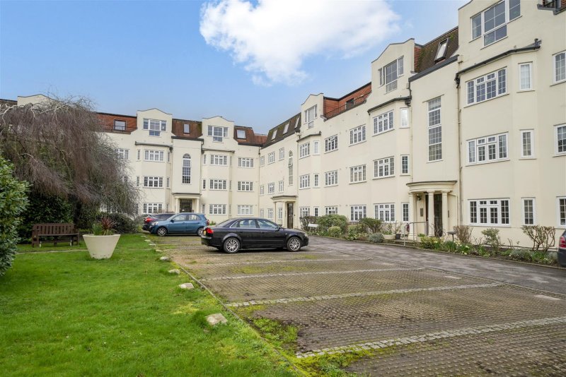 2 bedroom Flat - Etchingham Park Road