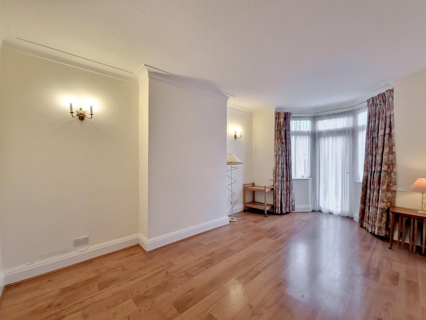 3 bedroom Semi-detached - Gainsborough Gardens