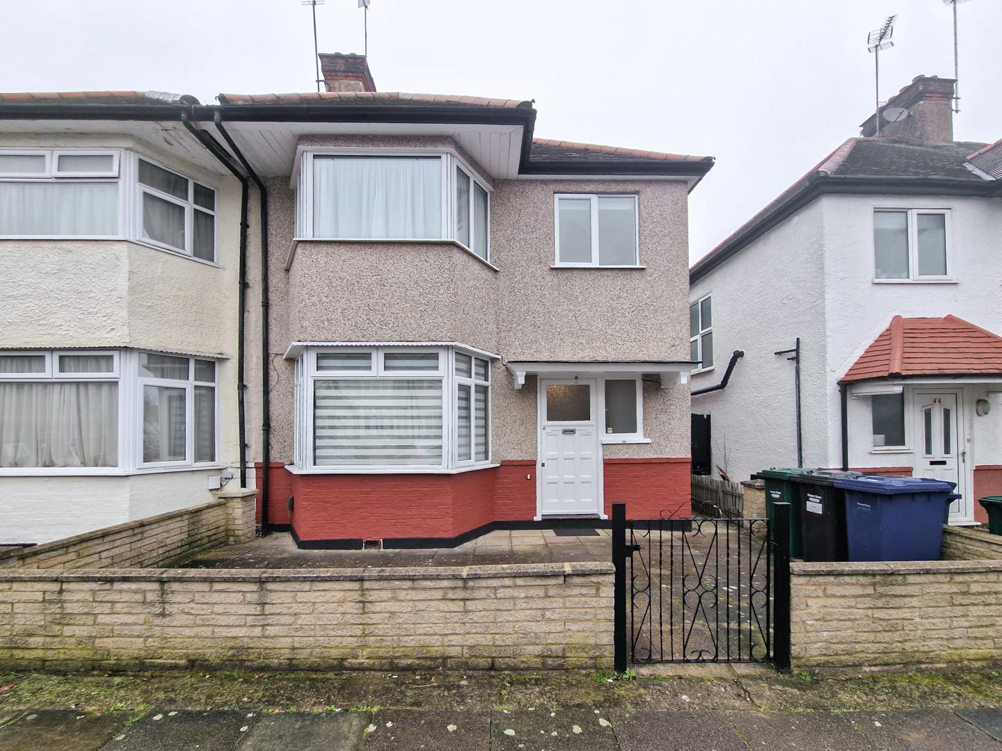 3 bedroom Semi-detached - Gainsborough Gardens