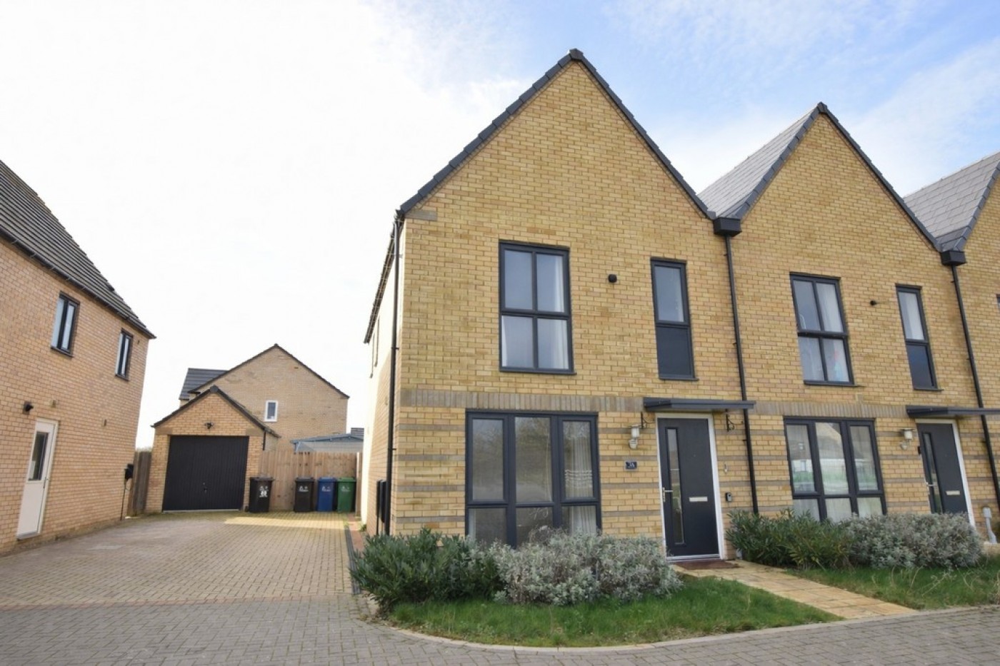 3 bedroom end terraced house in Sandpit Lane
