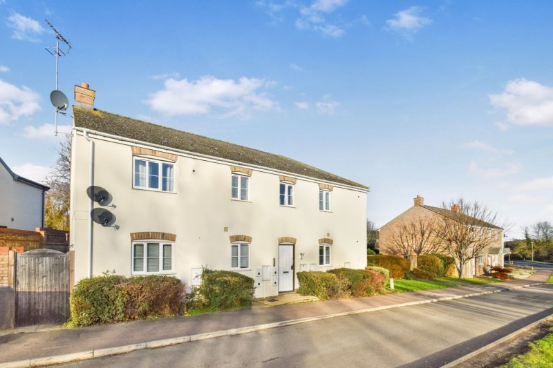 1 bedroom flat in Station Approach, Somersham