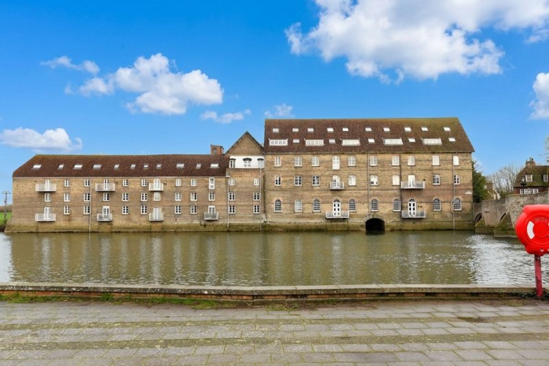 2 bedroom flat in Bridge Place, Godmanchester