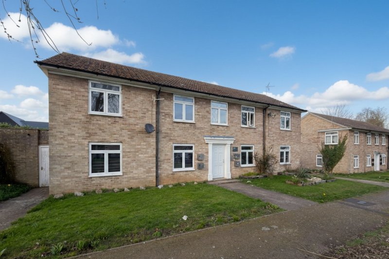 2 bedroom apartment in Hills Close, Roxton