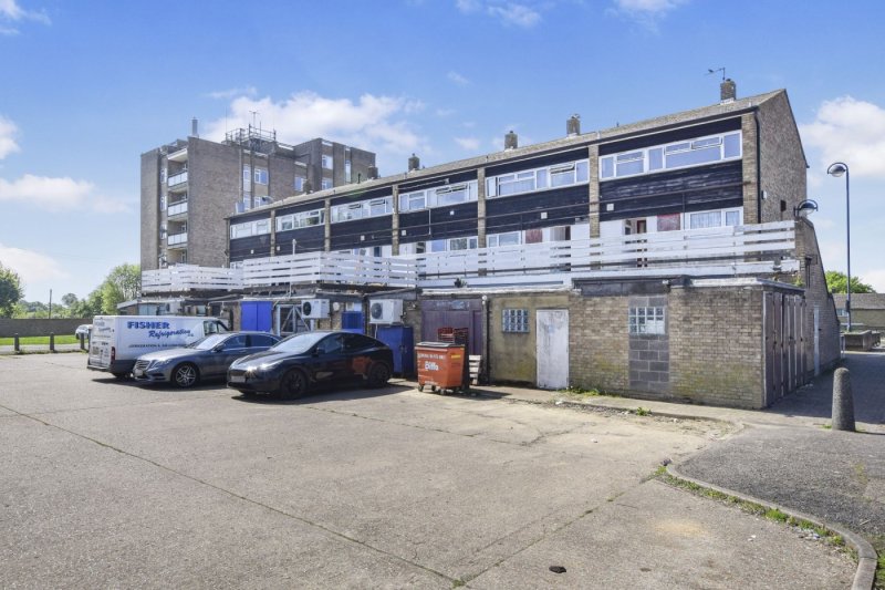 3 bedroom flat in Mayfield Road, Huntingdon