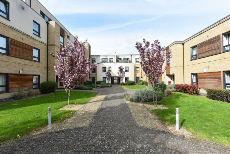 2 bedroom flat in Brookside, Park Square Brookside
