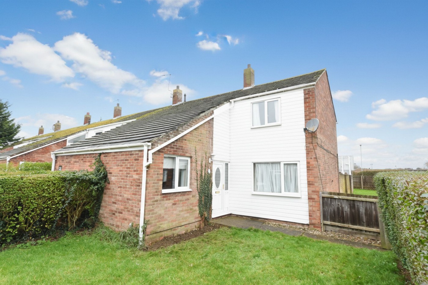 2 bedroom house in Sallowbush Road