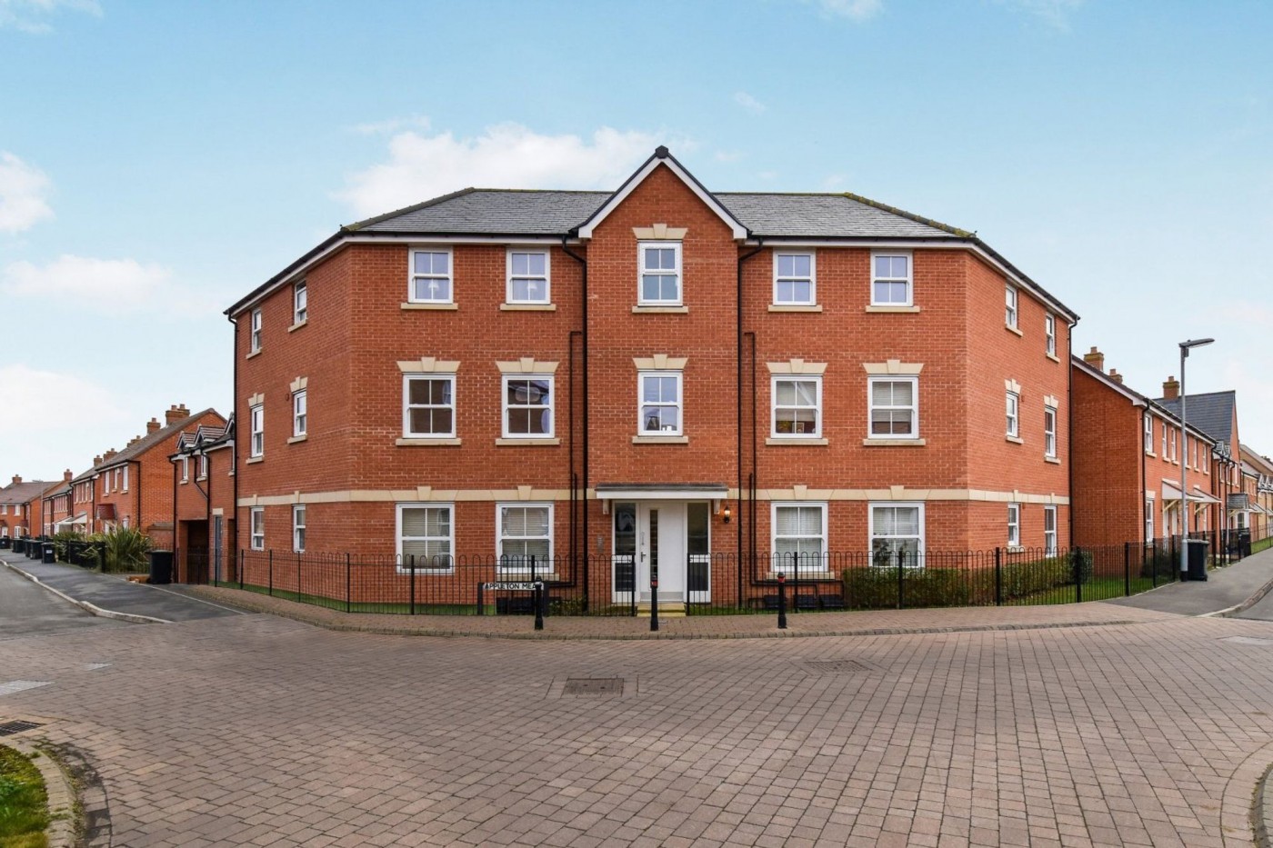 2 bedroom flat in Sanger Avenue