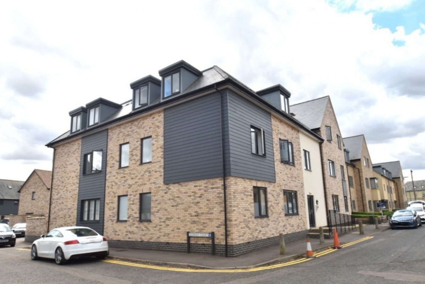2 bedroom flat in New Road