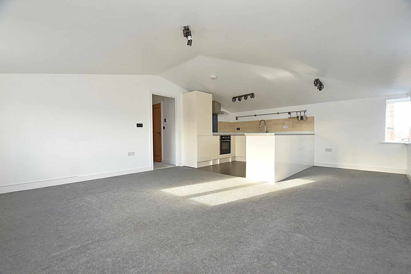 2 bedroom flat in Church Street