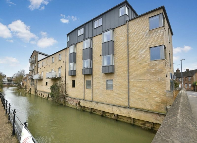 2 bedroom flat in Church Street
