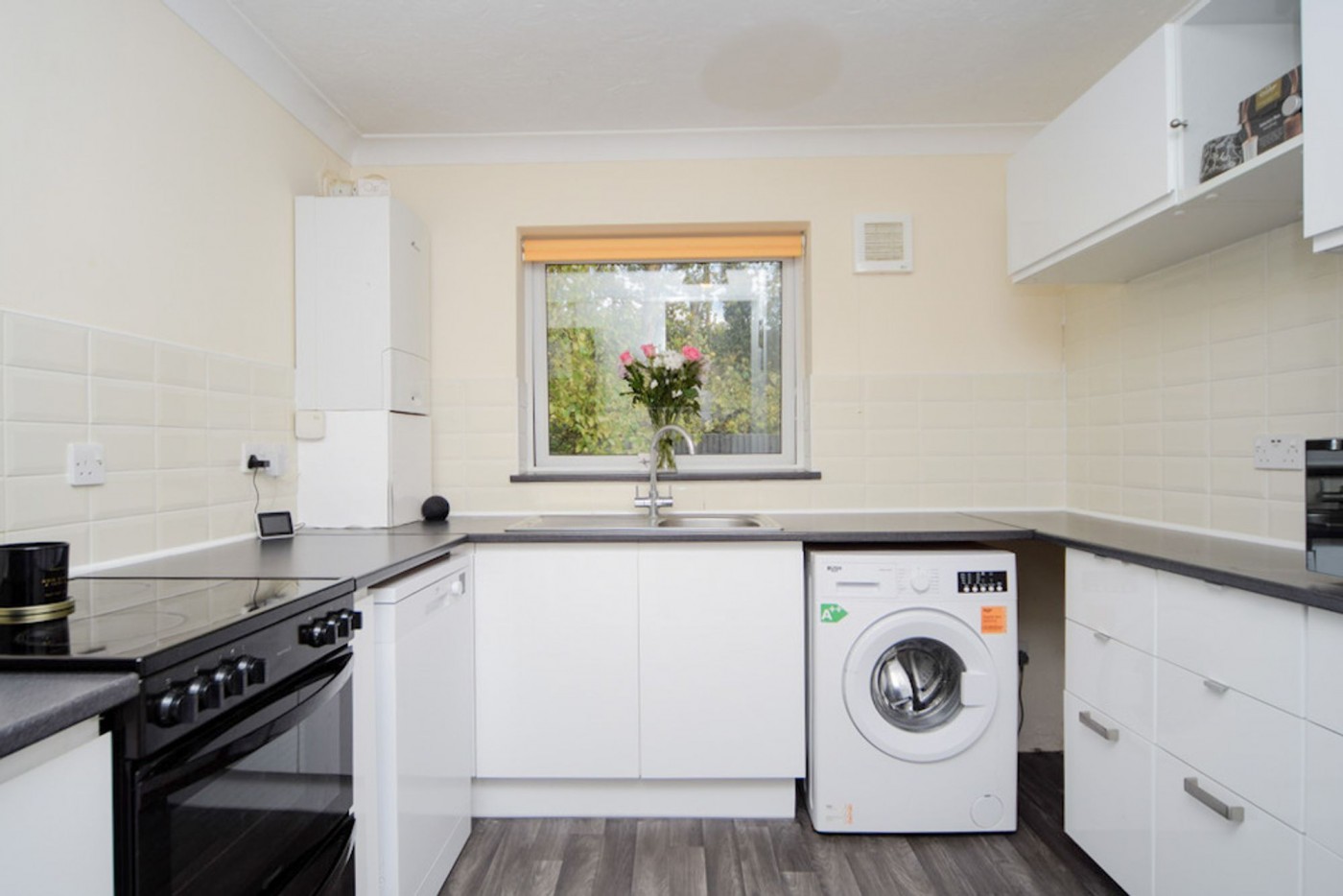 2 bedroom bungalow in Field Close