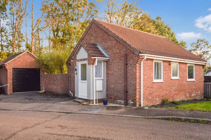 2 bedroom bungalow in Field Close