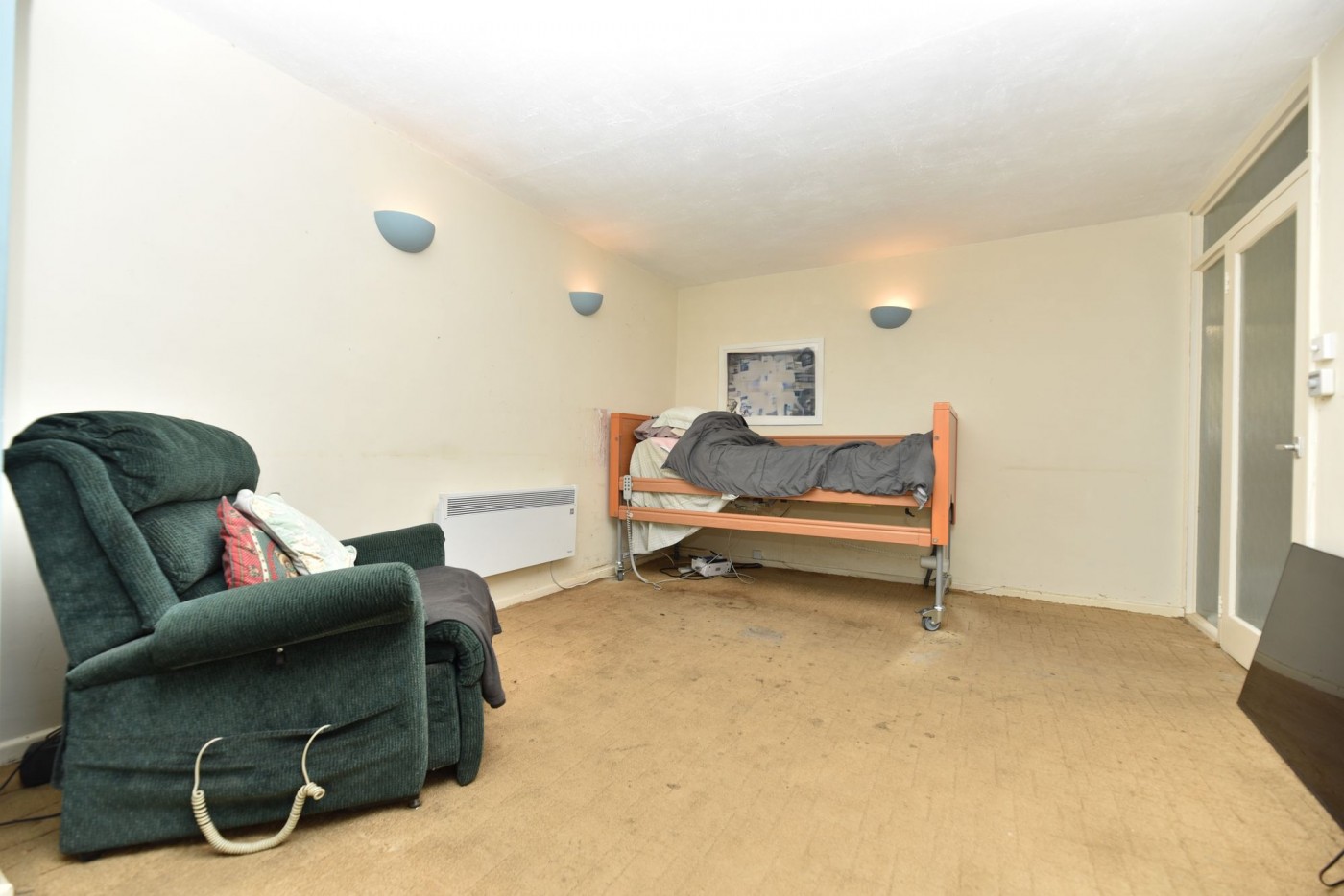 2 bedroom bungalow in Tennyson Avenue, St. Ives