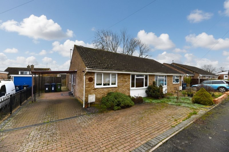 2 bedroom bungalow in Tennyson Avenue, St. Ives