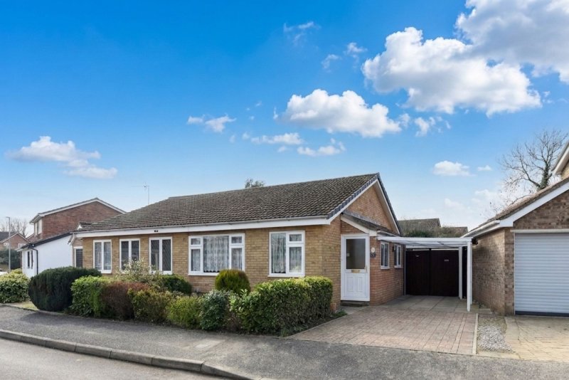 2 bedroom bungalow in Elizabethan Way, Brampton