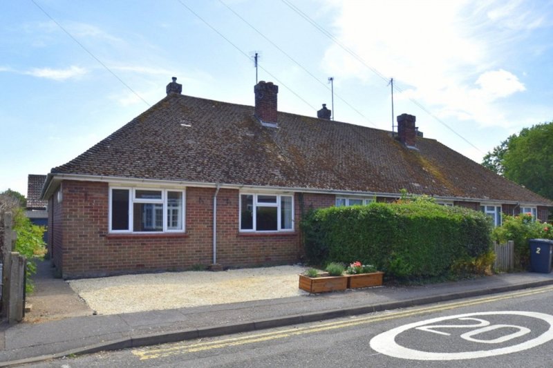 2 bedroom bungalow in New Road, St. Ives