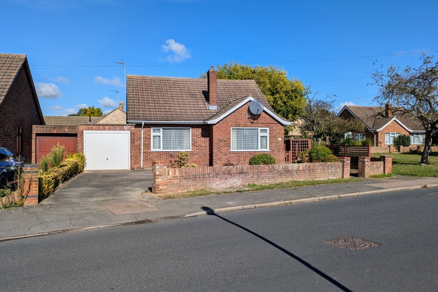 3 bedroom bungalow in Desborough Road