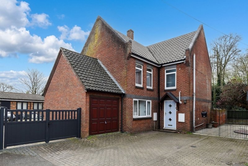 3 bedroom house in Castle Hill Court, Huntingdon
