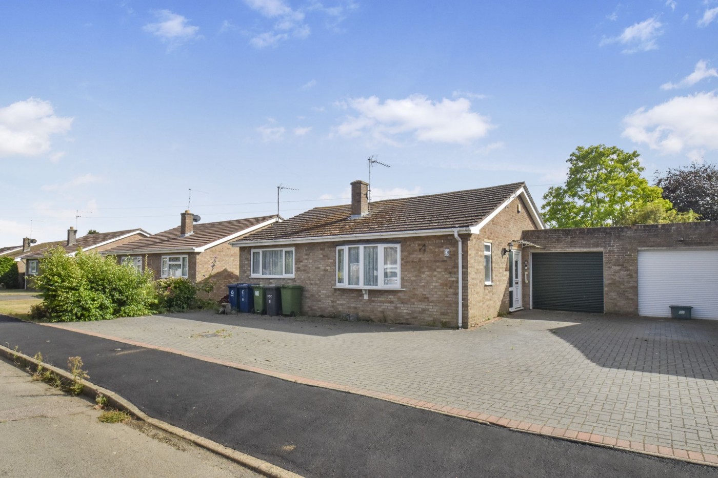 2 bedroom bungalow in Bishops Road