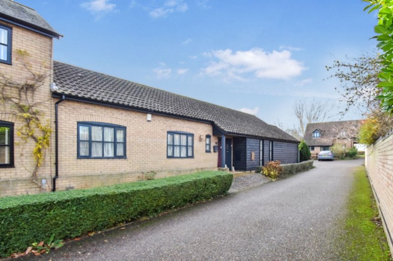2 bedroom bungalow in Walnut Tree Close