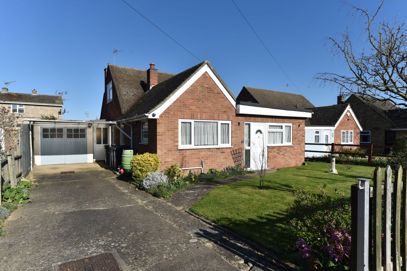 3 bedroom chalet bungalow in Abbots Crescent