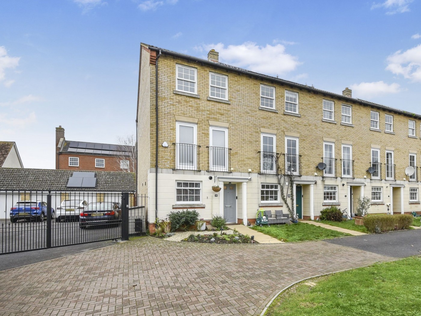 3 bedroom town house in Orchard Way