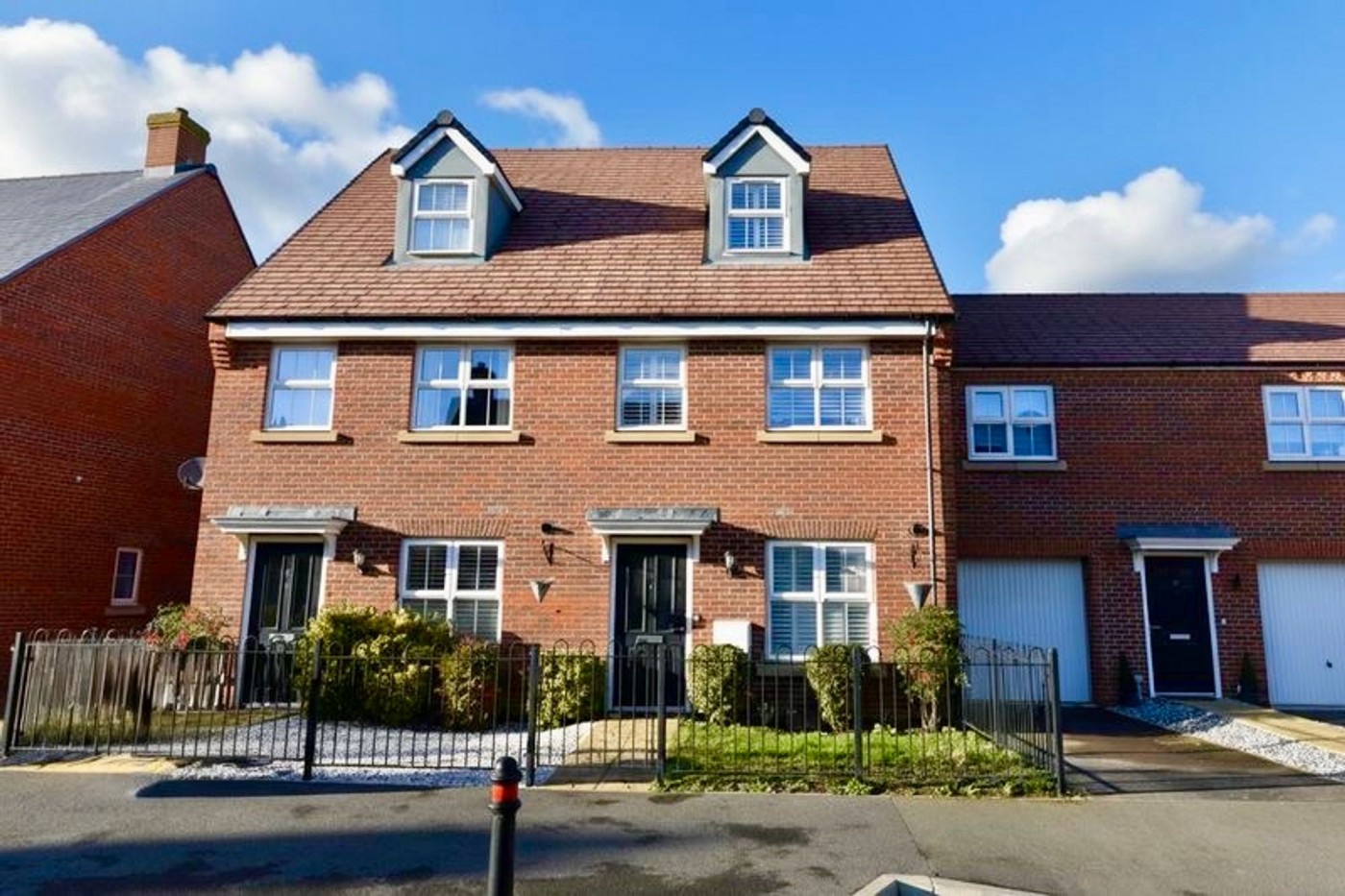 3 bedroom town house in Novello Drive