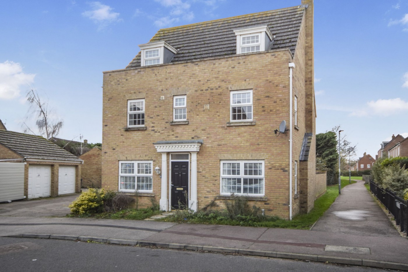 5 bedroom house in Robertson Way